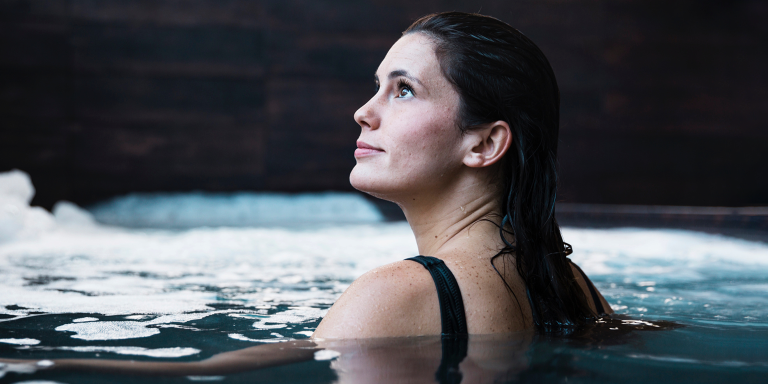 Frau im Wasser, in einem Pool